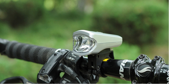 ABS मटेरियल वॉटरप्रूफ IPX4 LED सोर्स के साथ 60LM USB रिचार्जेबल साइकिल लाइट